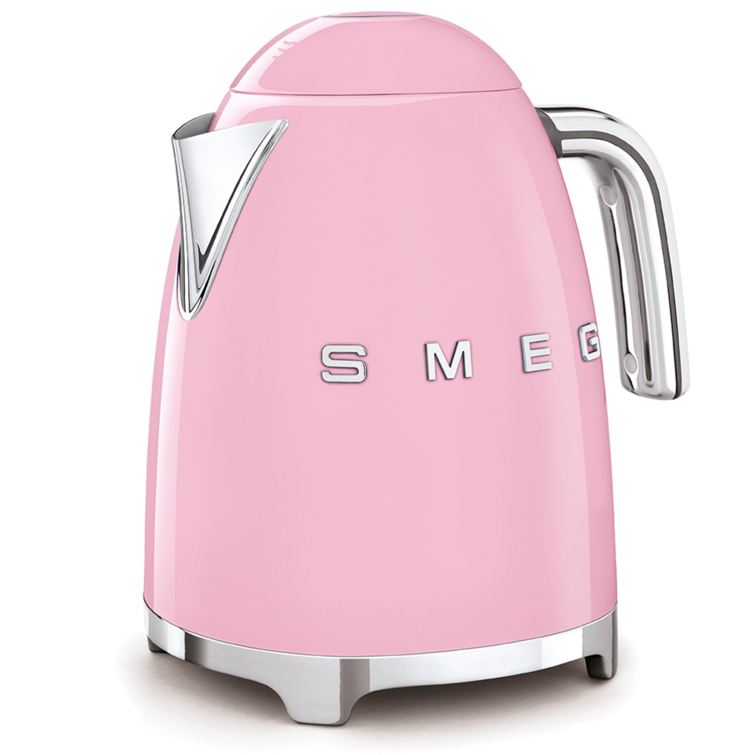 Hervidor SMEG rosa, vista lateral en cocina moderna